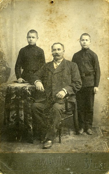 KKE 3968.jpg - Wacław Kwiatkowski z synami Franciszkiem i Stefanem, Wilno.